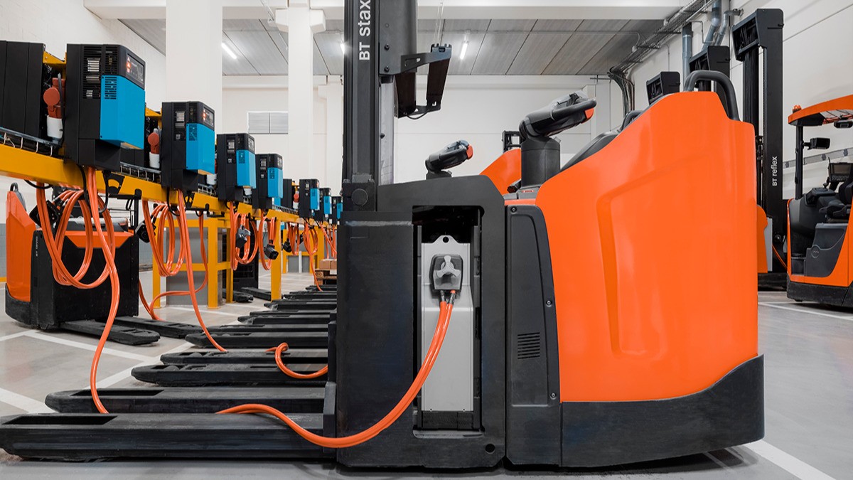 Zašto je važno poznavanje životnog ciklusa baterije viličara te njeno pravilno odlaganje