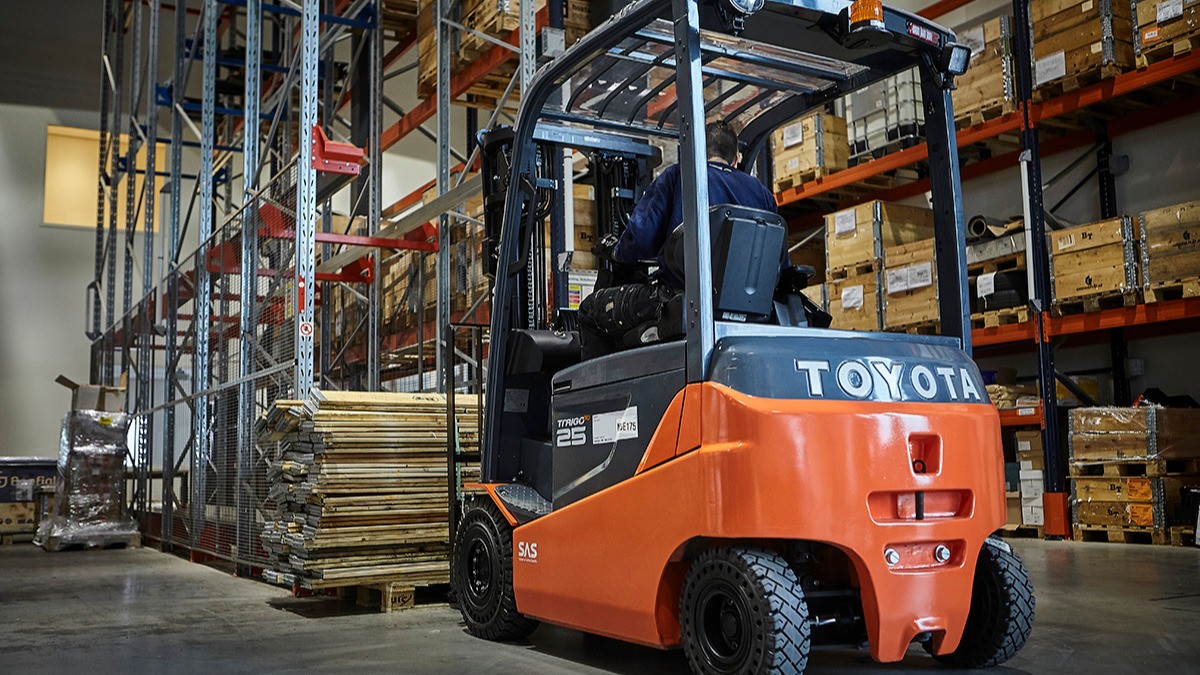 Znakovi koji vam govore da je vrijeme za zamjenu guma na viličaru